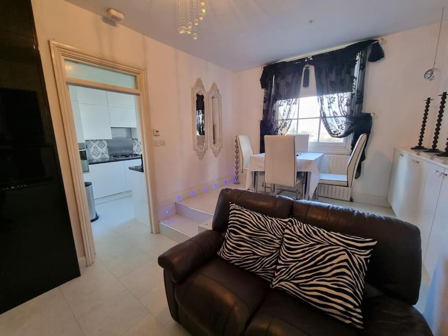 Beautiful Apartment In The Heart Of Rochester Рочестър Екстериор снимка